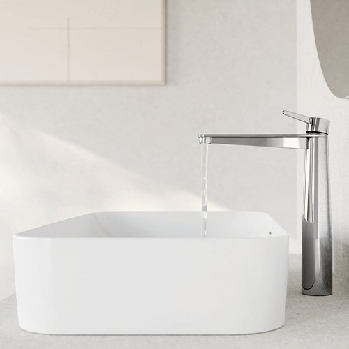 Ein laufendes Waschbecken von der Seite