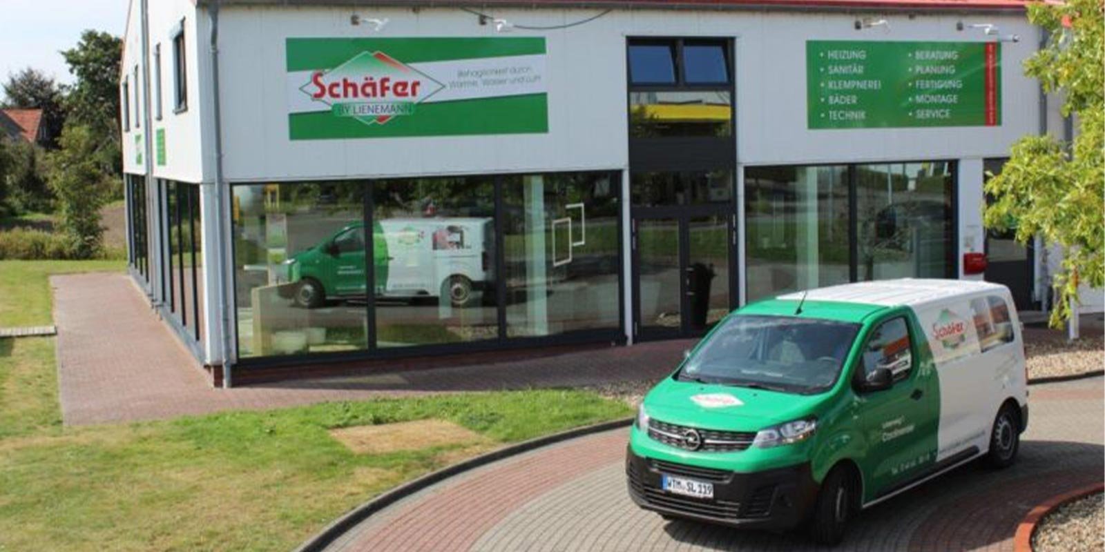 Ein modernes Geschäft mit großen Fenstern, das Dienstleistungen im Bereich Heizung und Sanitär anbietet, ist gut sichtbar.