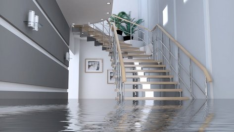 Eine elegante Treppe aus Holz und Metall führt in einen hellen Raum, während der Boden mit Wasser bedeckt ist.