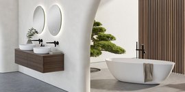 Der Raum zeigt eine stilvolle Badewanne, umgeben von minimalistischen Elementen und einer kleinen Bonsai-Pflanze.