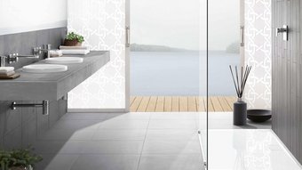 Ein Badezimmer mit einer Halbfreistehenden Badewanne