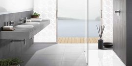 Ein Badezimmer mit einer Halbfreistehenden Badewanne 