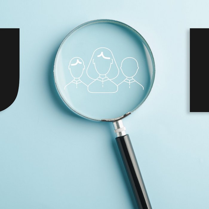 Fokus auf Jobs: Die Suche nach Talenten Ein hellblauer Hintergrund auf dem JOB steht das O ist als Lupe abgebildet
